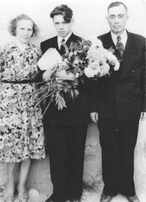 Juuni 1954. Keskkool on läbi saanud. Rein Järlik ema ja isaga pärast lõpuaktust.