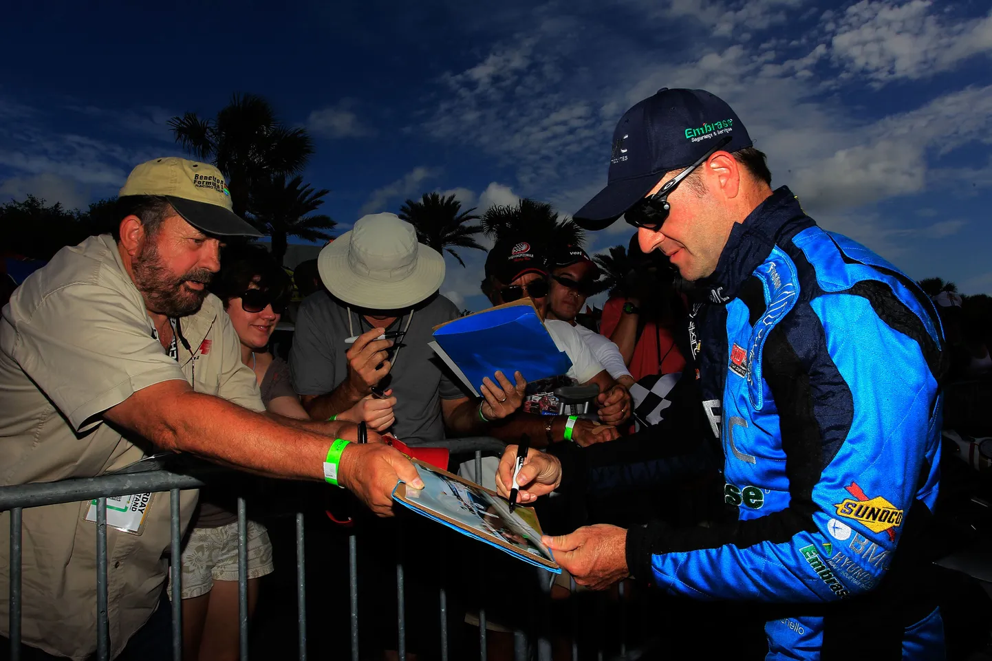 Rubens Barrichello fännidele autogramme jagamas.