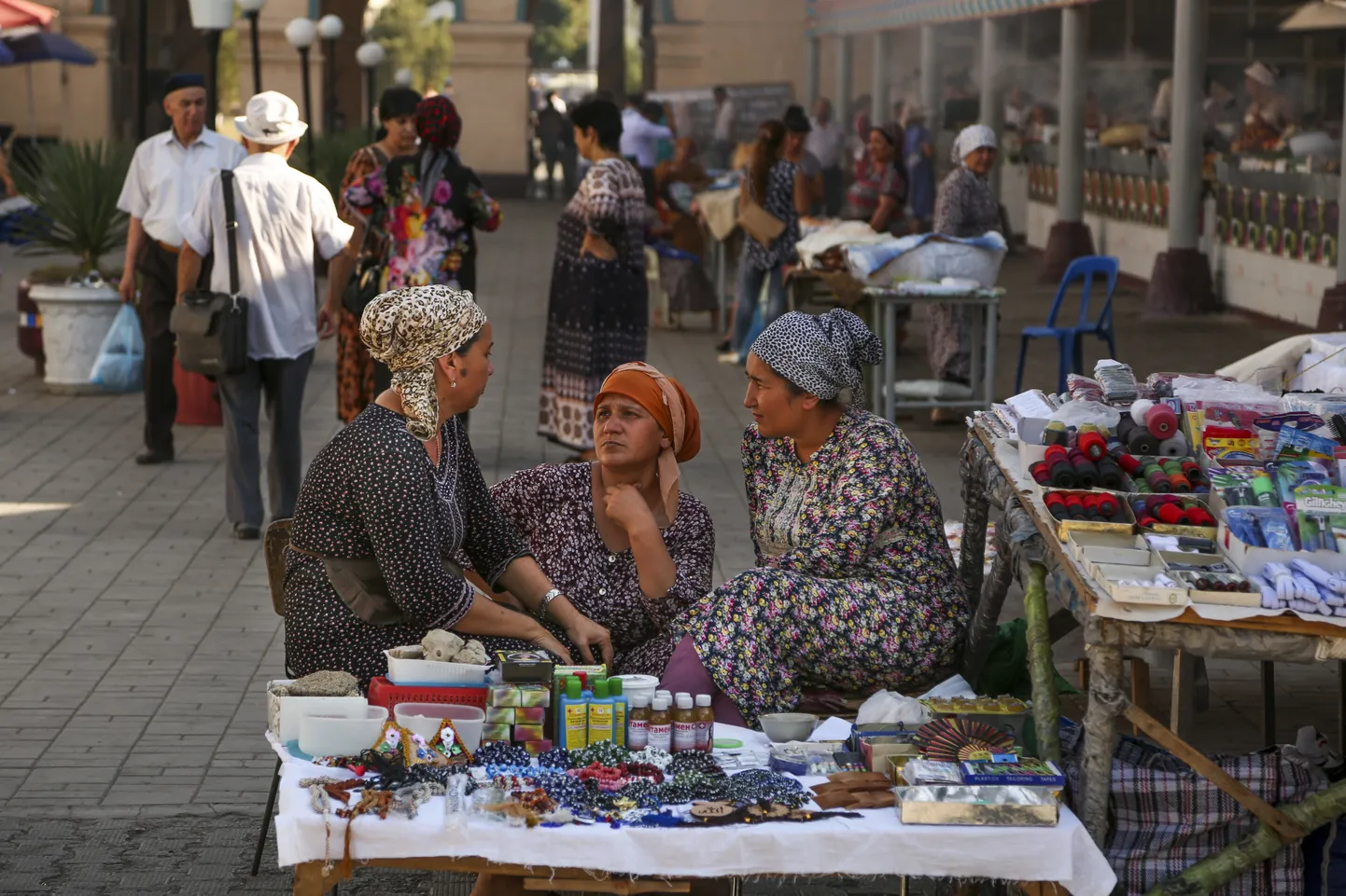 SKauplejad vestlemas Usbekistani pealinna Taškendi turul.