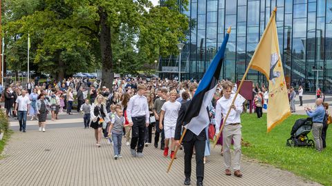 PILDIGALERIID JA VIDEO ⟩ Jõhvi põhikoolid pidasid avaaktused kontserdimajas
