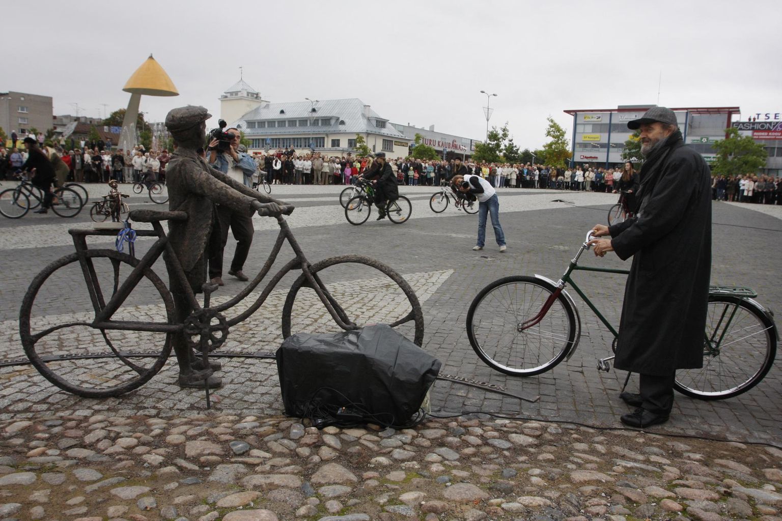 Hetk skulptuuri "Noormees jalgrattaga muusikat kuulamas" avamiselt: noore ja maestro staatuses Arvo Pärdi kohtumine.