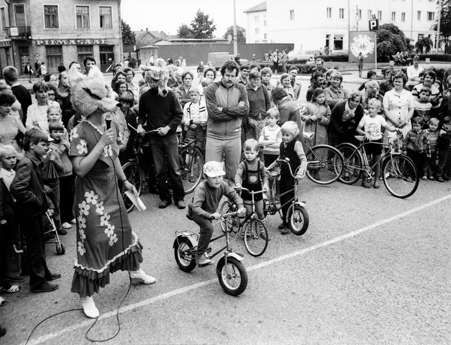 Aastal 1983 tähistati Viljandi linna 700. sünnipäeva ning linnas korraldati mitmesuguseid võistlusi, näitusi ja kontserte. Samal aastal elas Viljandis tõenäoliselt ka kõige rohkem inimesi läbi aegade.