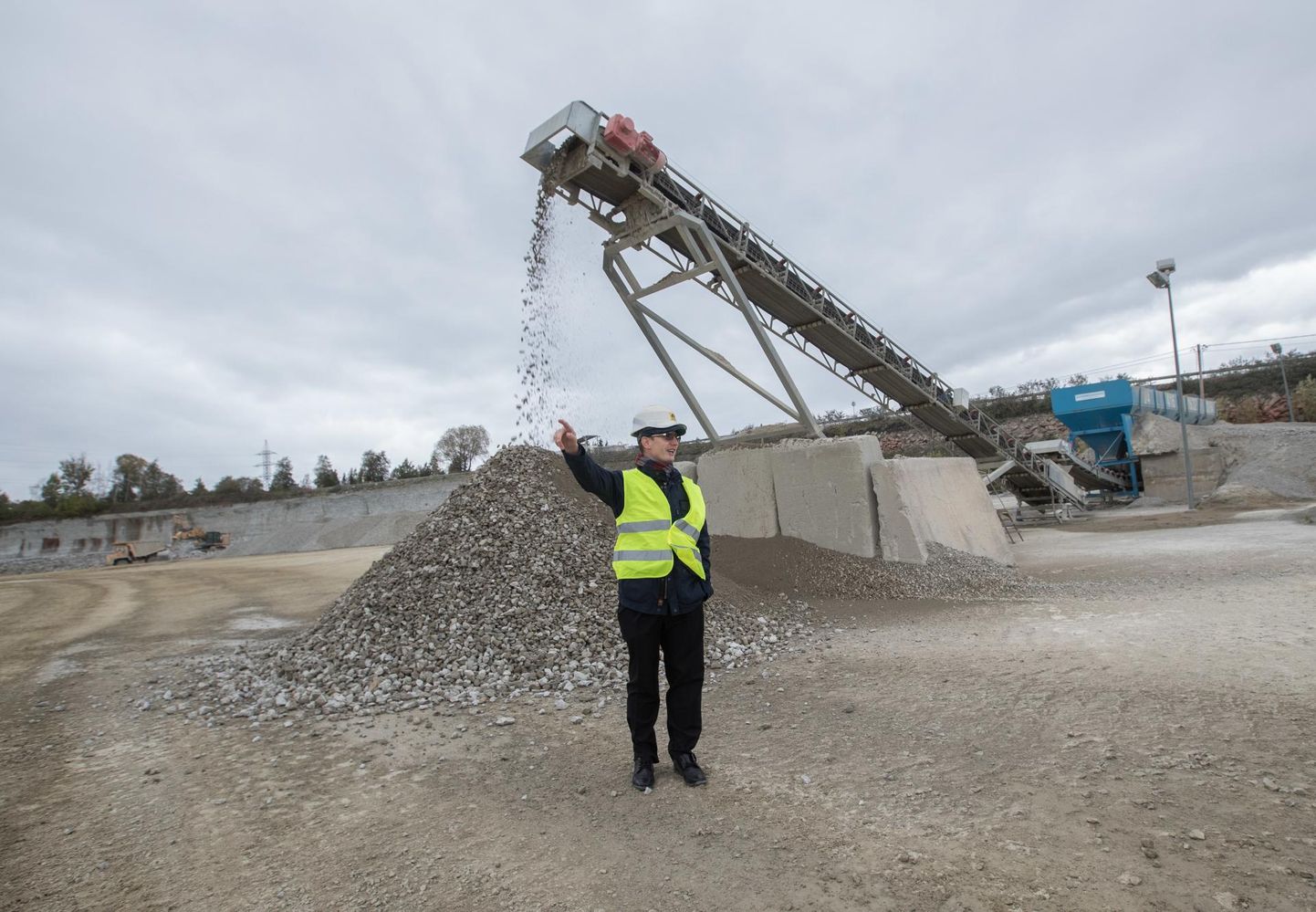 Исполнительный директор завода Кульдар Ыунапуу показывает чудо-устройство, смешивающее щебень с песком.