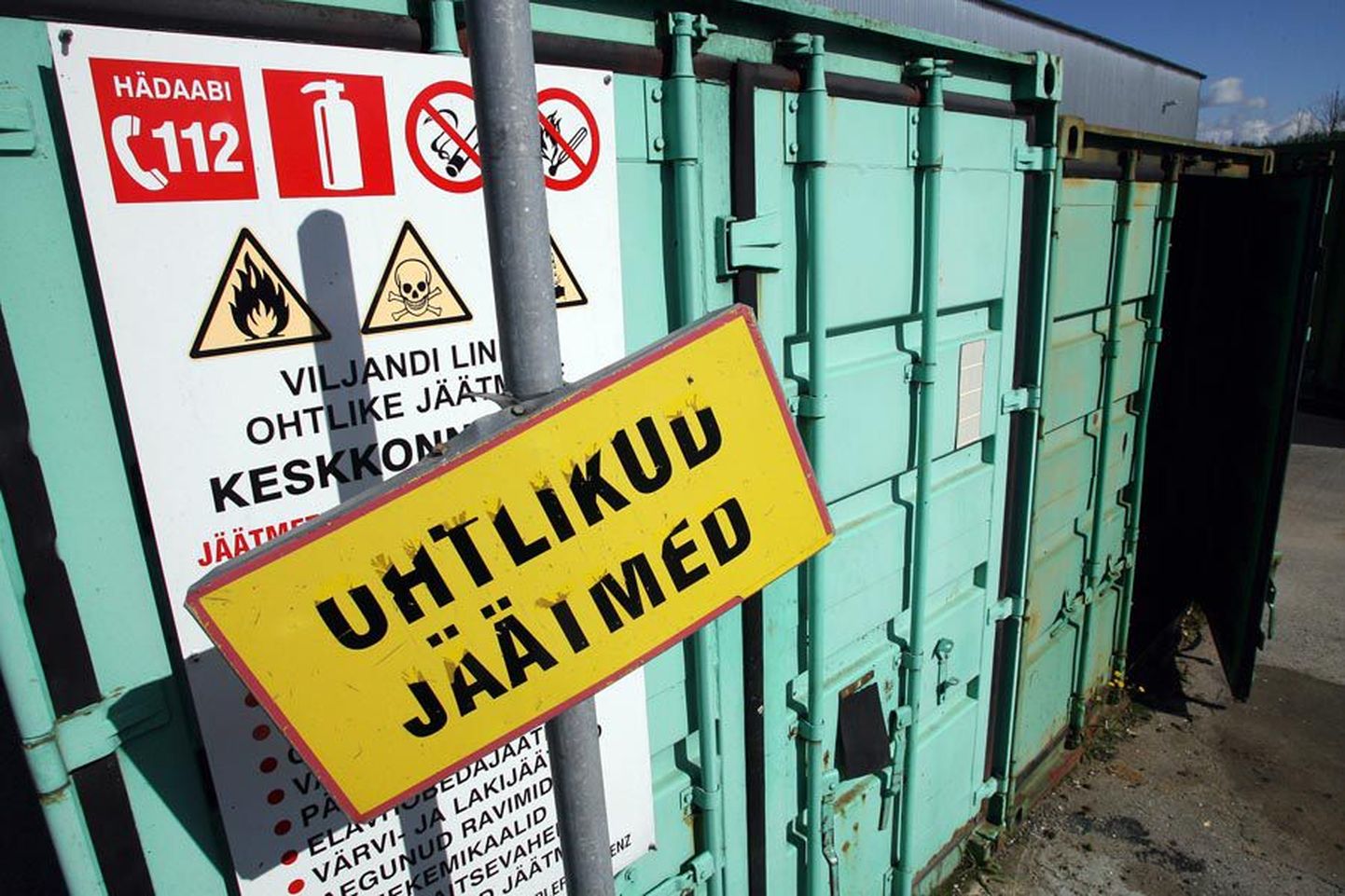 Viljandi jäätmejaamas on kaks konteinerit: üks elektroonika, teine kogu ülejäänud ohtliku utiili tarvis.
