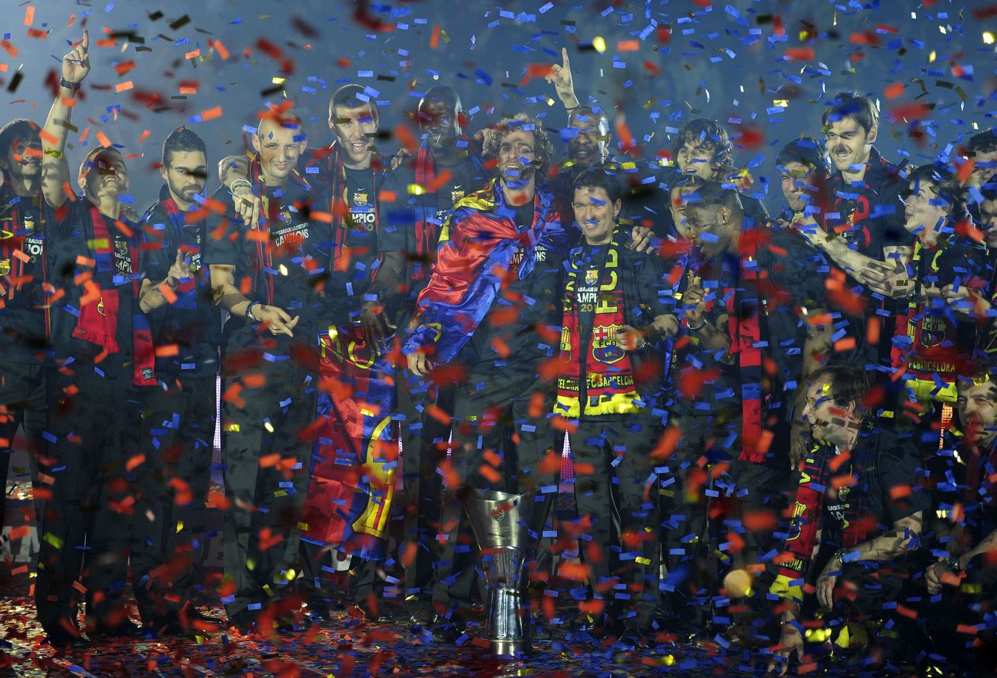 Barcelona korvpalliklubi mämngijad tähistamas 2010. aasta Euroliiga võitu