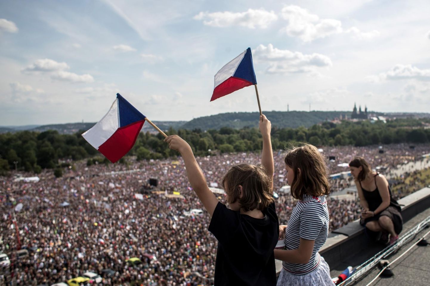 Letná parki Prahas kogunes pooleteise nädala eest peaminister Andrej Babiši vastu meelt avaldama ligi 300 000 inimest. Sellist rahvahulka pole Praha tänavatel nähtud juba kolm aastakümmet, alates kommunistlikule režiimile lõpu teinud sametrevolutsioonist.