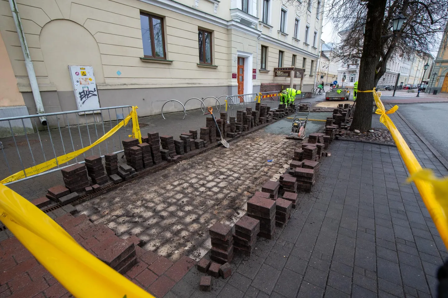 Vabaduse puiesteel algas kivisillutise korrastamine raeplatsipoolsest otsast.