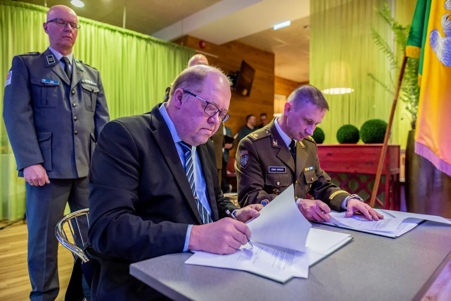 Председатель резервистского региона Кюменлааксо Кюёсти Скиппари и командир Алутагузеской дружины майор Эркки Карукс за подписанием договора о сотрудничестве.