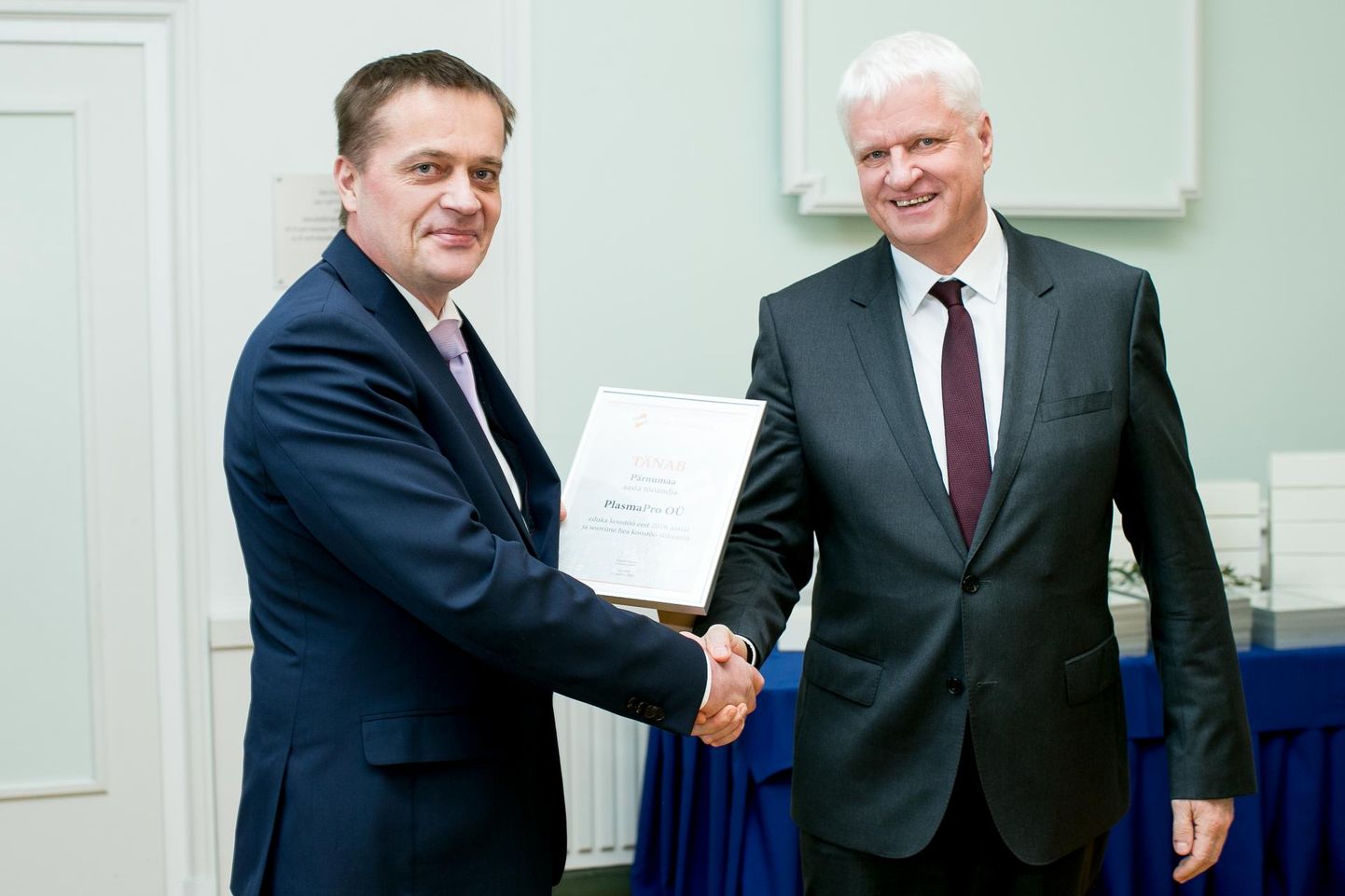 PlasmaPro OÜ juhatuse liikmele Tiit Talvarule (vasakul) andis tunnustuse üle töötukassa juhatuse esimees Meelis Paavel.