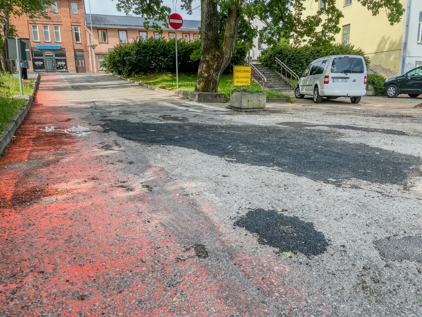 Praeguseks on vee lõhutud asfalt parandatud.