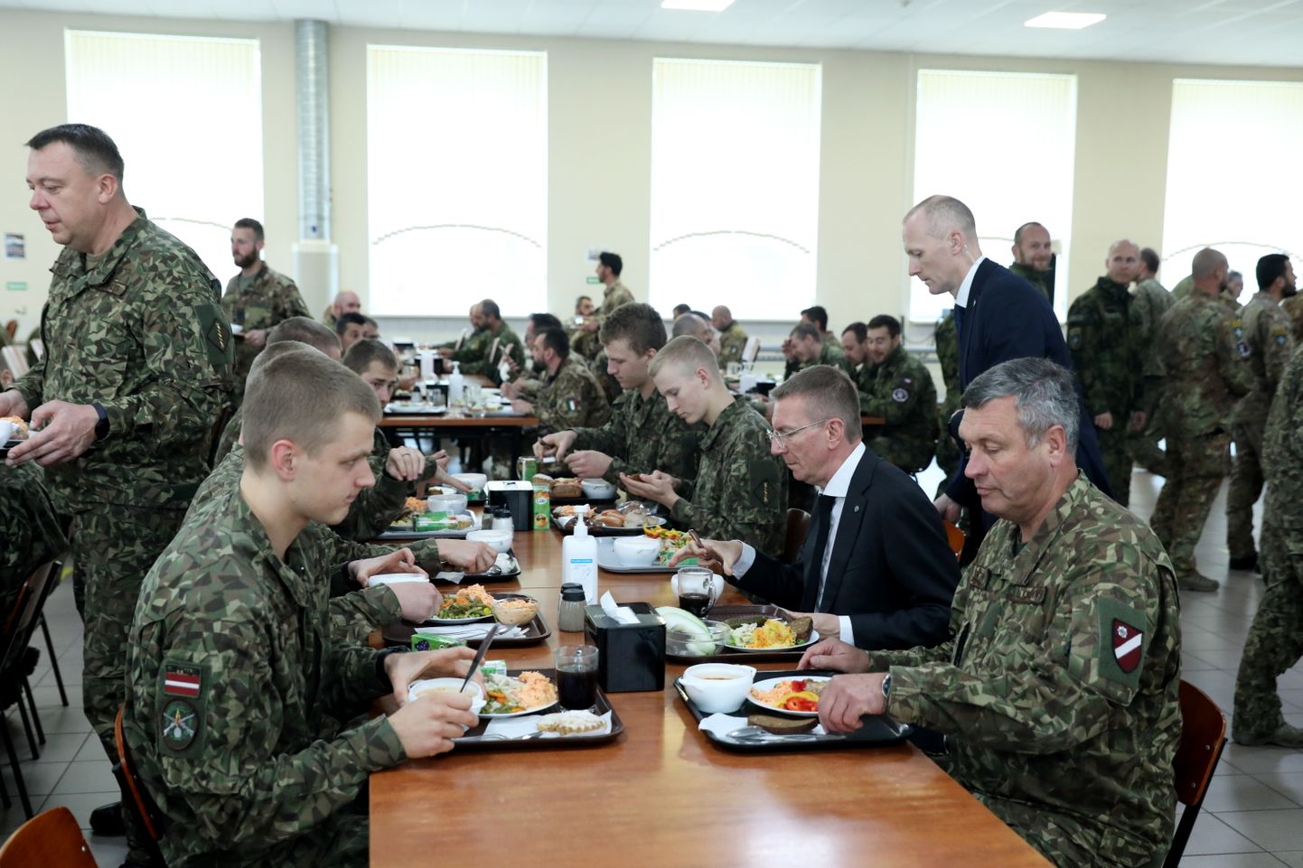 Nacionālo bruņoto spēku (NBS) komandieris ģenerālleitnants Leonīds Kalniņš (no labās) un Valsts prezidents Edgars Rinkēvičs NBS Ādažu bāzes ēdnīcas apmeklējuma laikā.