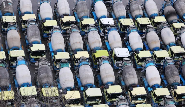 Betoonisegisti veoautod streikimas Anyangi linnas.