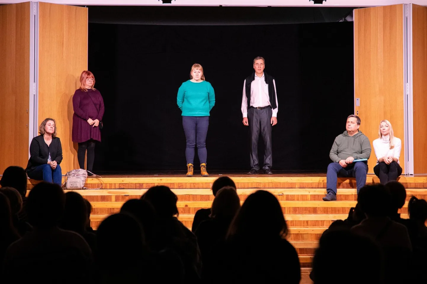 Mullu osutus näitemängupäeval parimaks Sõmeru näitetrupi "Tüli". Laval Tatjana Sõtšova, Svetlana Johanson, Reet Tominga, Andrus Remiküll, Maido Nõlvak ja Katrin Nõlvak.
