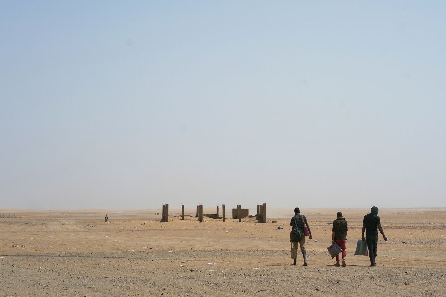 Kolm meest Alžeeria kõrbes kõndimas.