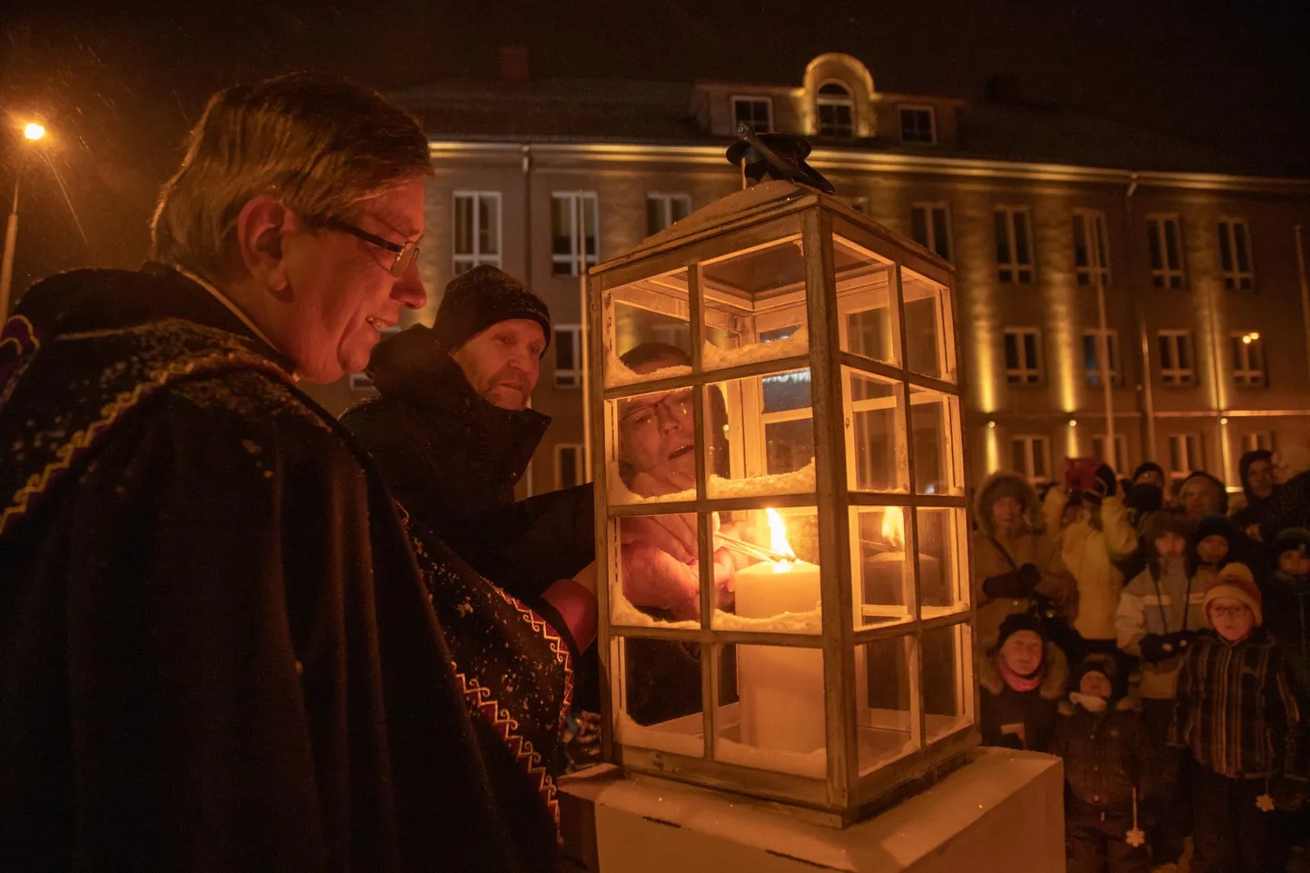 Advendiküünla süütasid Viljandis (vasakult) Eesti Evangeelse Luteri Kiriku Lõuna piirkonna piiskop Joel Luhamets, Viljandi linnavolikogu esimees Helir-Valdor Seeder ja Viljandi linnapea Madis Timpson (laterna taga).