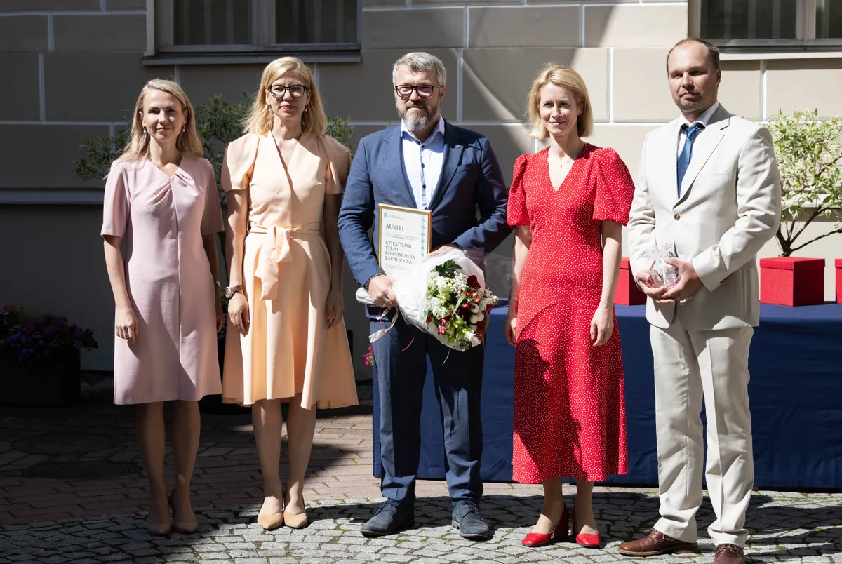 18.06.2024, Tallinn. Stenbocki maja hoovis kuulutati välja selleaastased regionaalauhinna saajad. Pildil ettevõtjad Veljo Konnimois ja Lauri Soosaar.