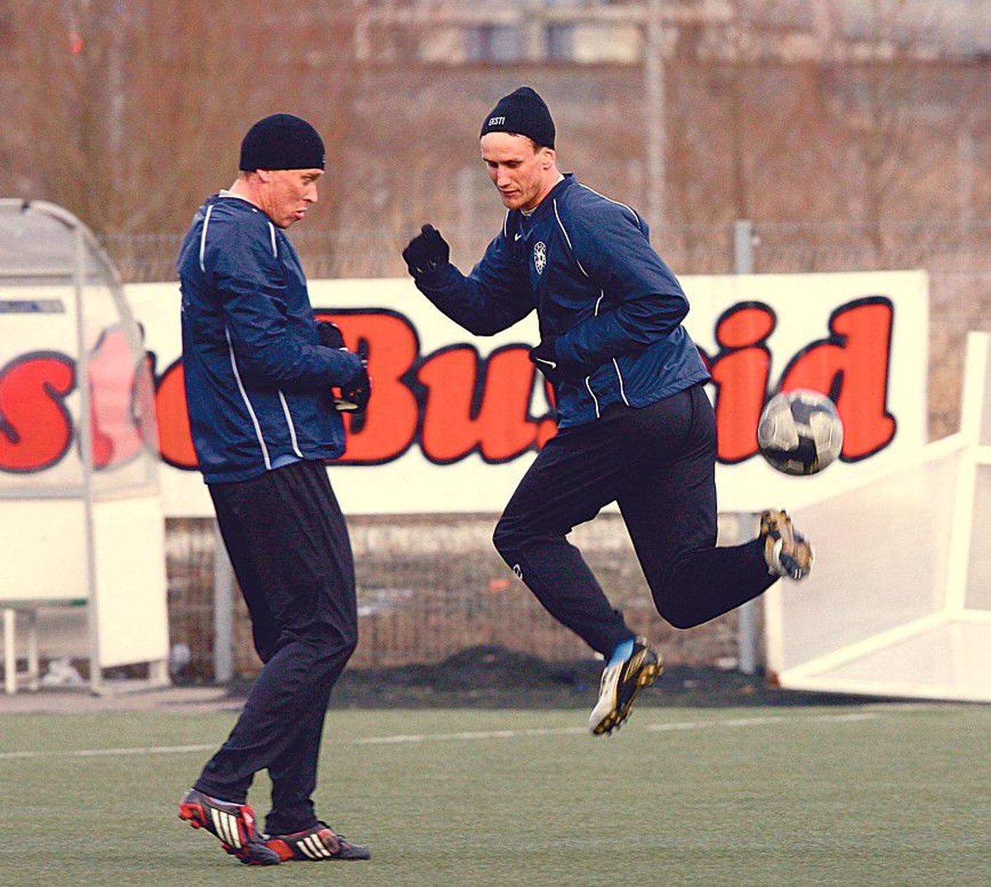 Капитан эстонской сборной Пийроя верит, что в  матче против сборной Армении у эстонцев есть преимущества. На фото он демонстрирует Ряхну свои навыки.