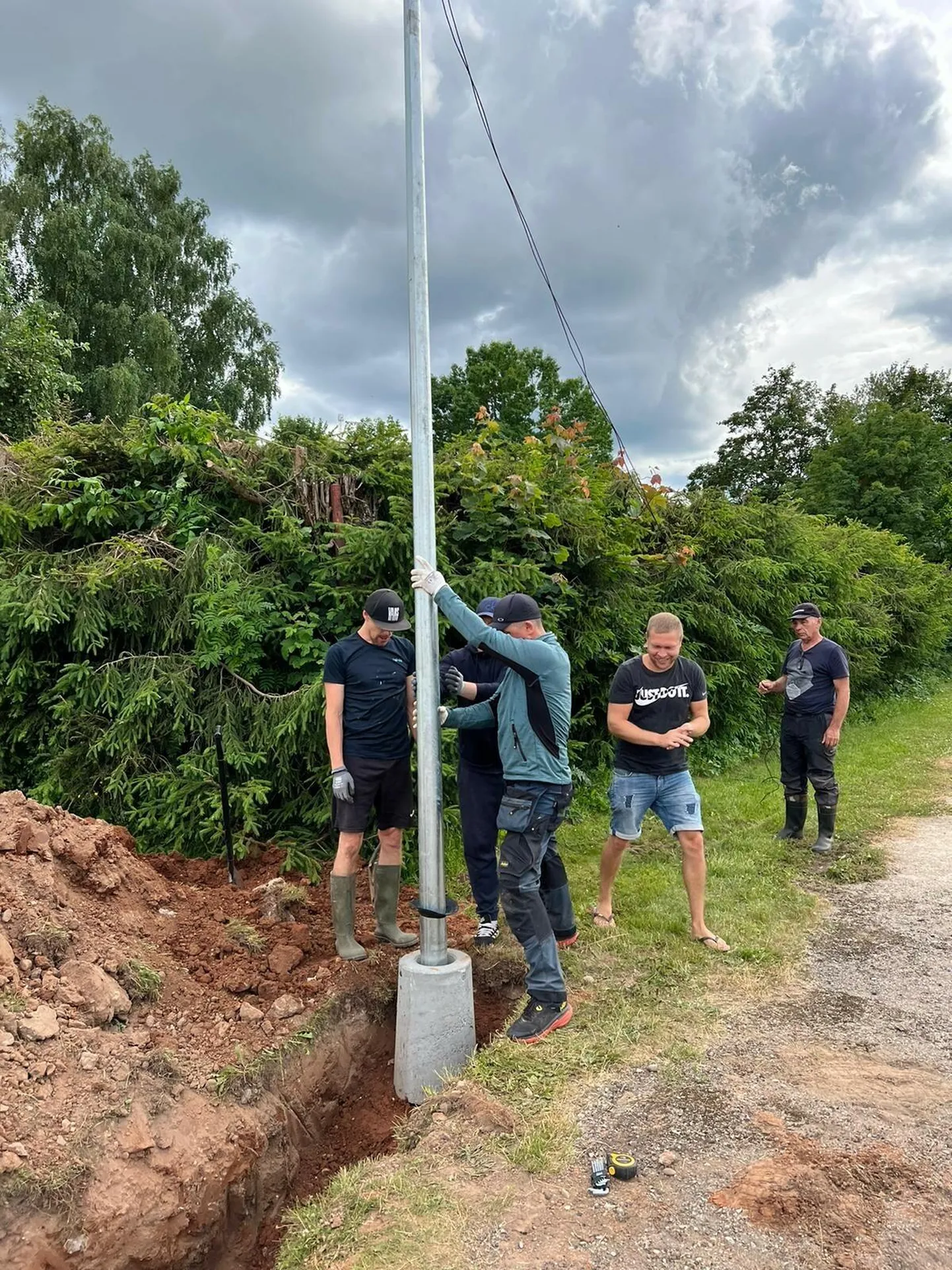 Selleks, et Kitzbergi gümnaasiumi staadion oleks turvalisem koht, panid töödele käe külge eraisikud, kellest paljud olid kohaliku jalgpalliklubi FC Mulgi mängijad. Fotol on (vasakult) Rainis Soots, Alexandru Filip, Tarmo Talu, Raiko Valdmann ja Jaan Linnas.