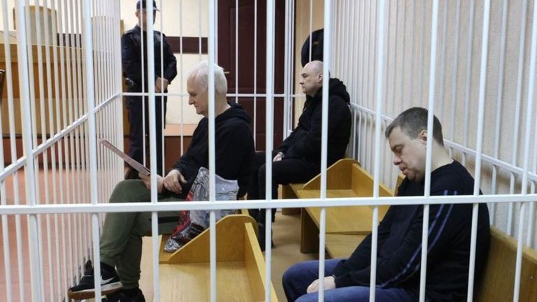 Алесь Беляцкий (слева), Валентин Стефанович (в центре), Владимир Лобкович (справа) даже в клетке оставались в наручниках.