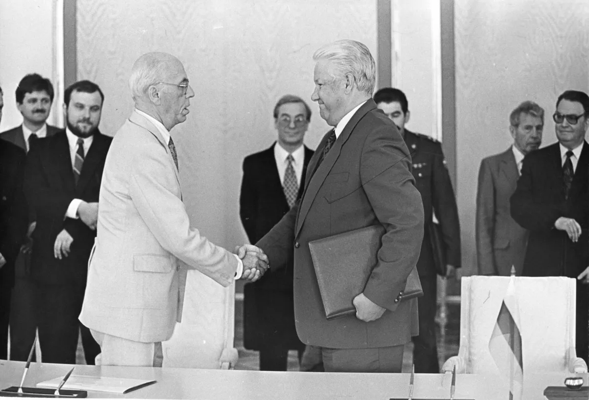 President of Estonia, Lennart Meri, and President of Russia, Boris Yeltsin, signed an agreement in Moscow on July 26, 1994, regarding the withdrawal of Russian troops. Standing behind President Lennart Meri is the current Estonian ambassador to NATO, H.E. Mr. Jüri Luik.