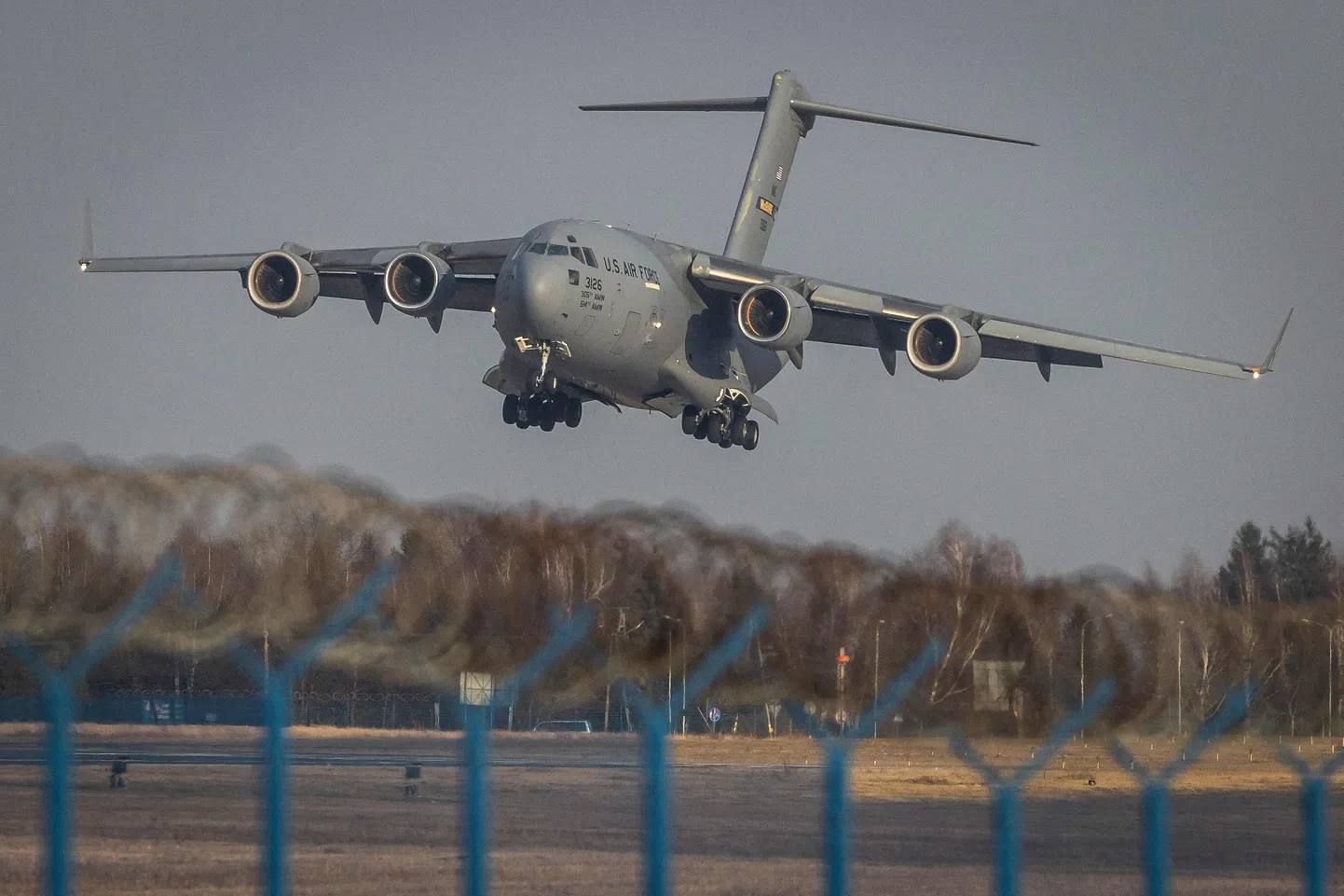 USA sõjaväe transpordilennuk C-17 Globemaster III maandub Poolas Rzeszówi lennuväljal 2022. aasta veebruaris pisut enne Venemaa täiemahulise sõja algust Ukraina vastu.