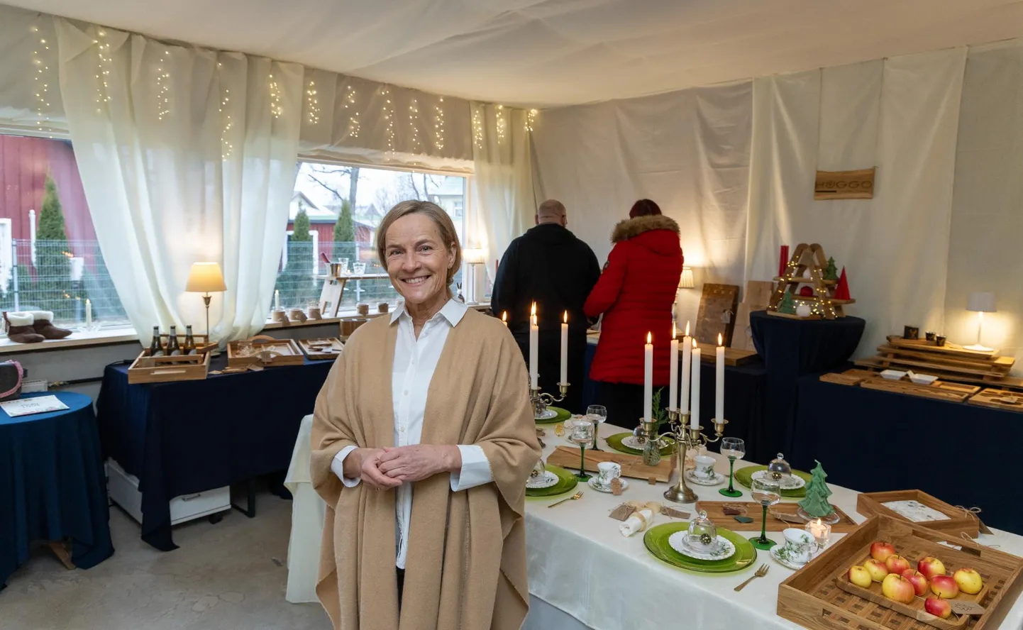 Anneli Männamaa avas ​Viljandi vanas tuletõrjedepoos teisipäeval Huggo jõulubutiigi, kus müüakse kohalike ettevõtjate käsitööesemeid. See on seal kuni detsembri lõpuni või rahva soovil ehk kauemgi.