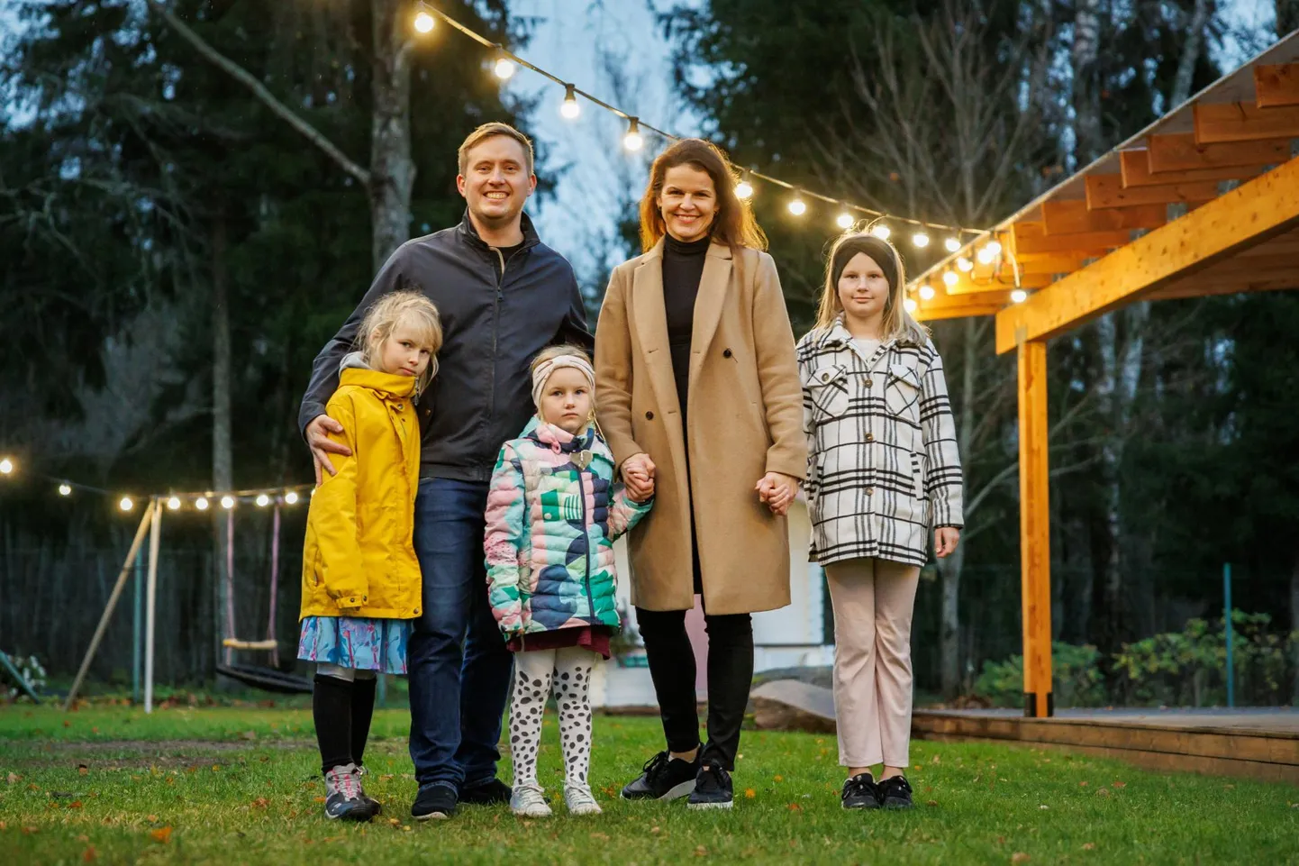 Noor isa Asso Toming perega. Vasakult Saara, Asso, Karola, Elinor ja Nora.