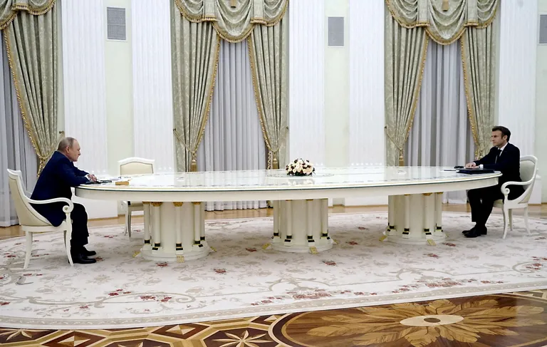 Venemaa president Vladimir Putin ja Prantsuse president Emmanuel Macron kohtusid 7. veebruaril Moskvas pika laua taga. Macroni visiidist ei olnud kasu, kuna Venemaa tungis 24. veebruaril Ukrainasse ja alustas sõda