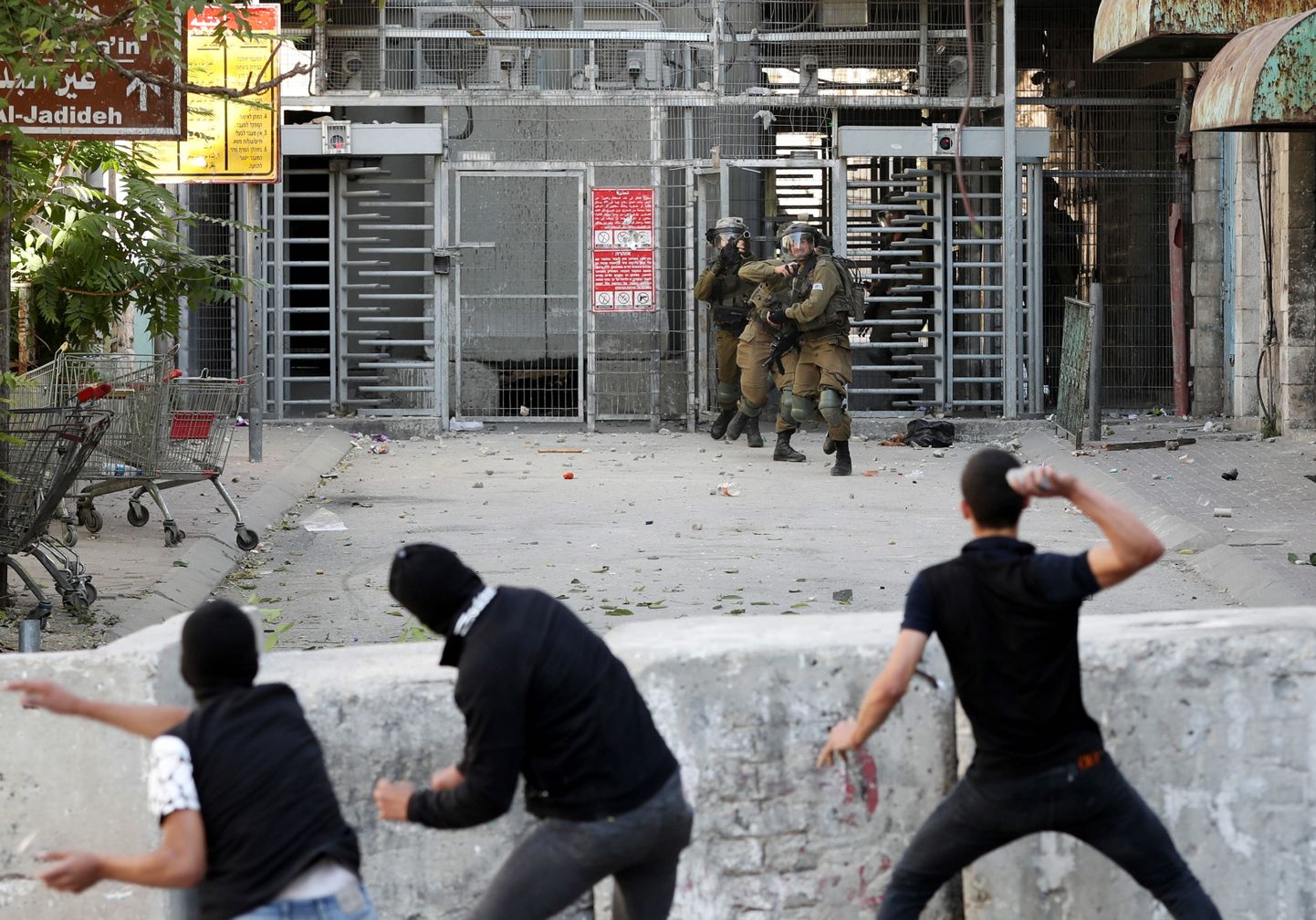 Palestiinlased Hebronis Iisraeli sõdureid kividega loopimas.