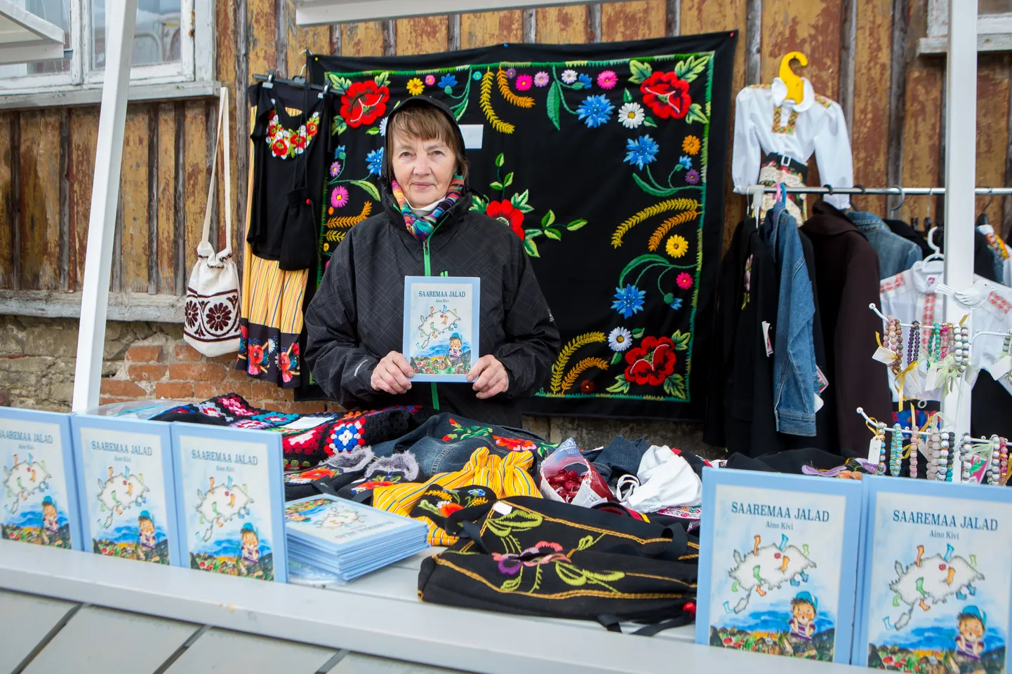 VÄRSIJALAD: Aino Kivi andis äsja välja lustaka värsiraamatu, kus peategelasteks samuti Saaremaa jalad.