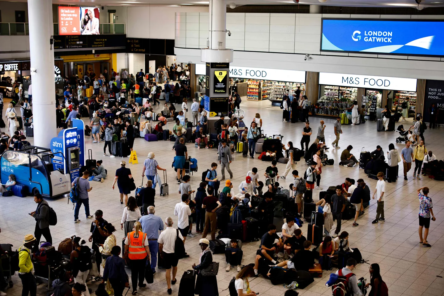 Reisijad Londoni Gatwicki lennujaamas. Foto on illustratiivne.