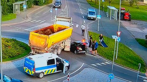 FOTO ⟩ Mopeedauto sõitis külje pealt sisse veoautole