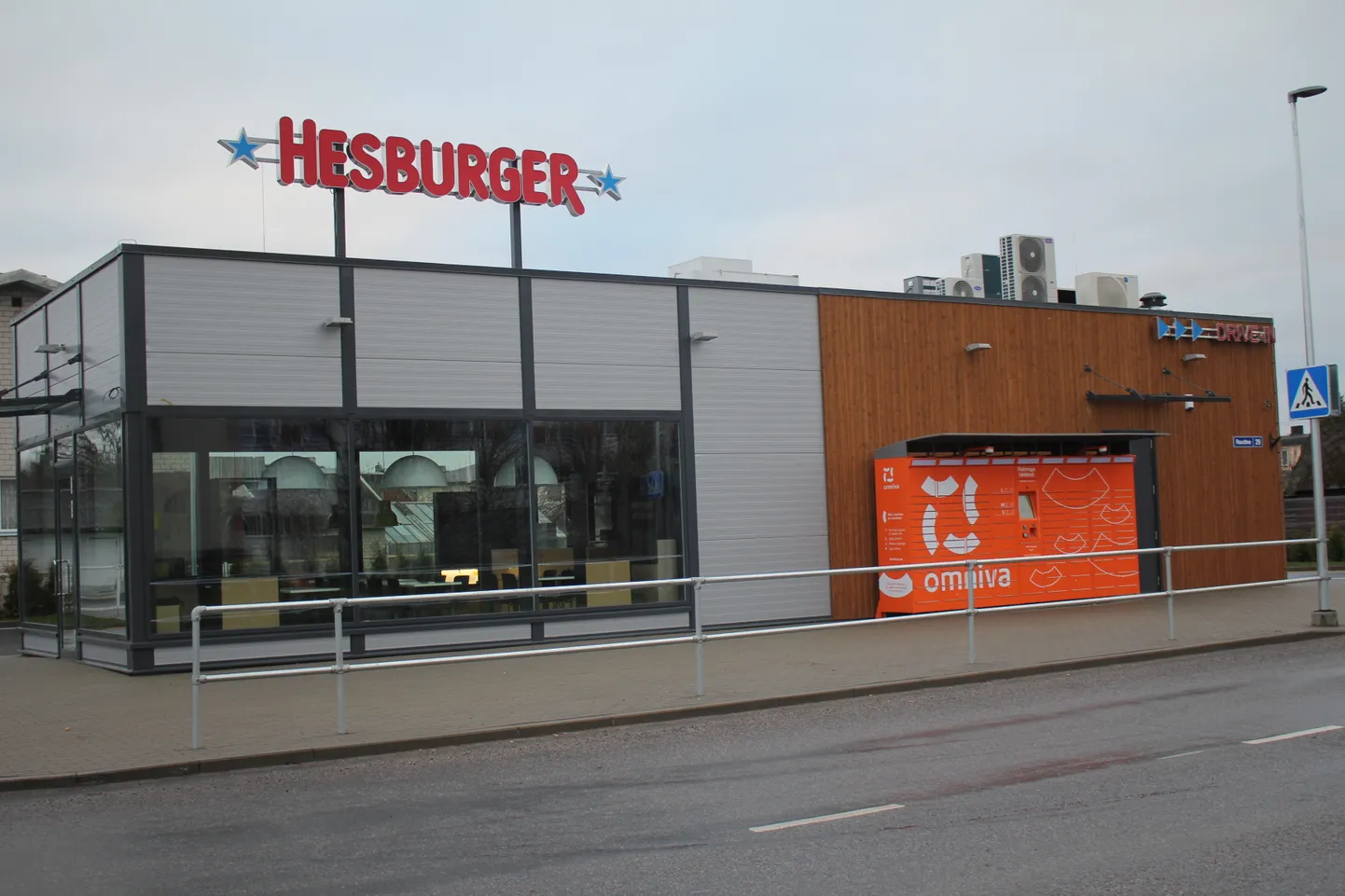 Omniva pakiautomaat kolis Heburgeri külje alla.