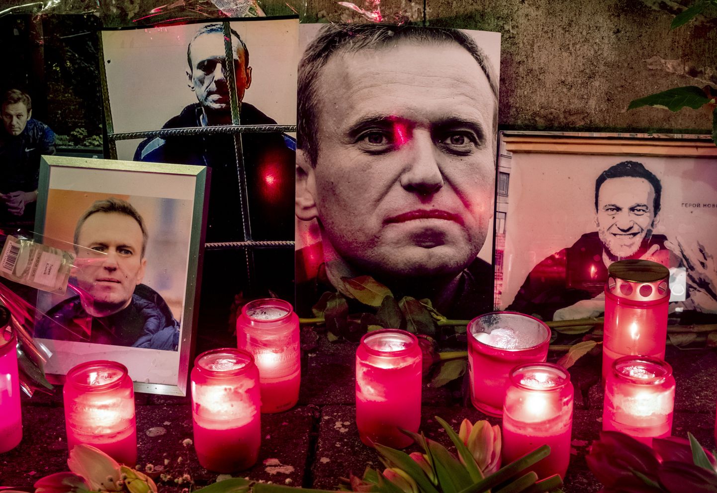 Surnud Venemaa opositsiooniliidri Aleksei Navalnõi pildid ja küünlad Venemaa konsulaadi ees Saksamaal Frankfurdis 17. veebruaril 2024. aastal.