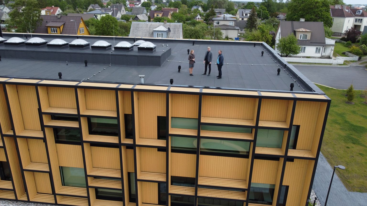 Mesinik Ergo Oolup (paremal), koolijuht Ivo Visak ja Silmapiiri ajakirjanik Margarita Vaha uurimas koolimaja katusel kas see võiks olla linnamesilaste koduks.