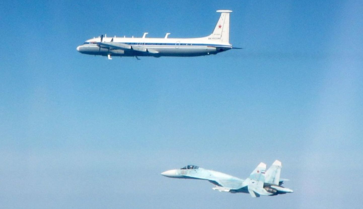 Vene luurelennuk Il-22 ja hävitaja Su-27.