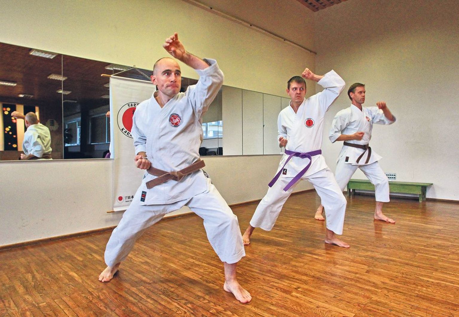 Karate pärast ei pea Jaapanisse sõitma, kinnitasid Vallo Pensa (vasakul), Marek Liinev ja Leho Roots. Tartu karateklubi liikmed käivad koos, et treenida keha ja vaimu, mitte selleks, et võidelda.