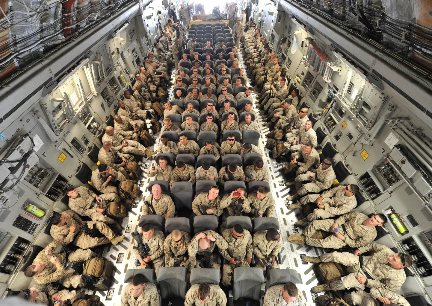 USA sõdurid lennukis teel Manasest Afganistani.