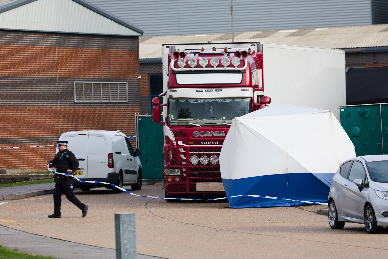 39 cilvēki atrasti miruši kravas auto Lielbritānijā