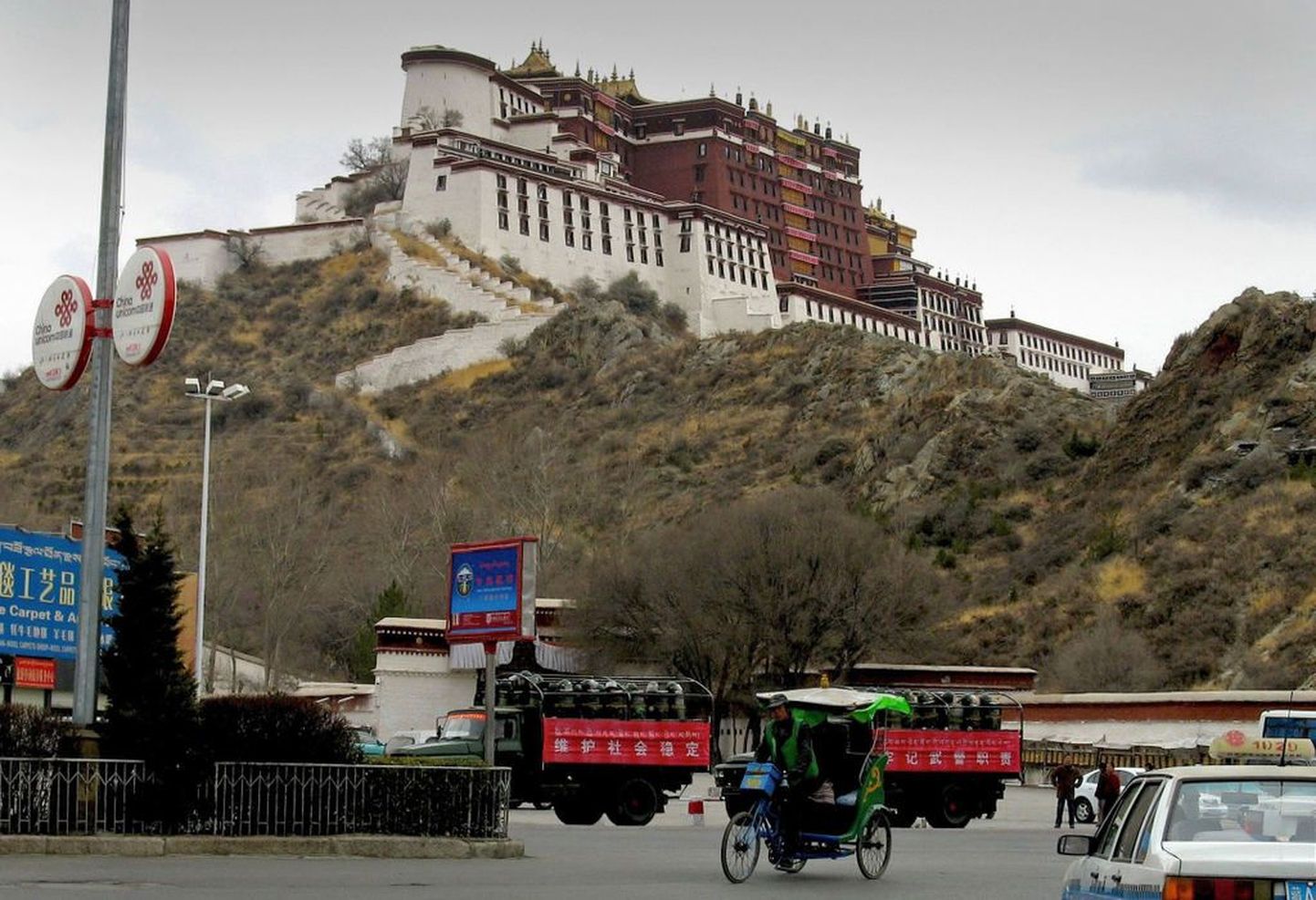 Hiina sõdurid istumas veokites Potala palee ees Lhasas..