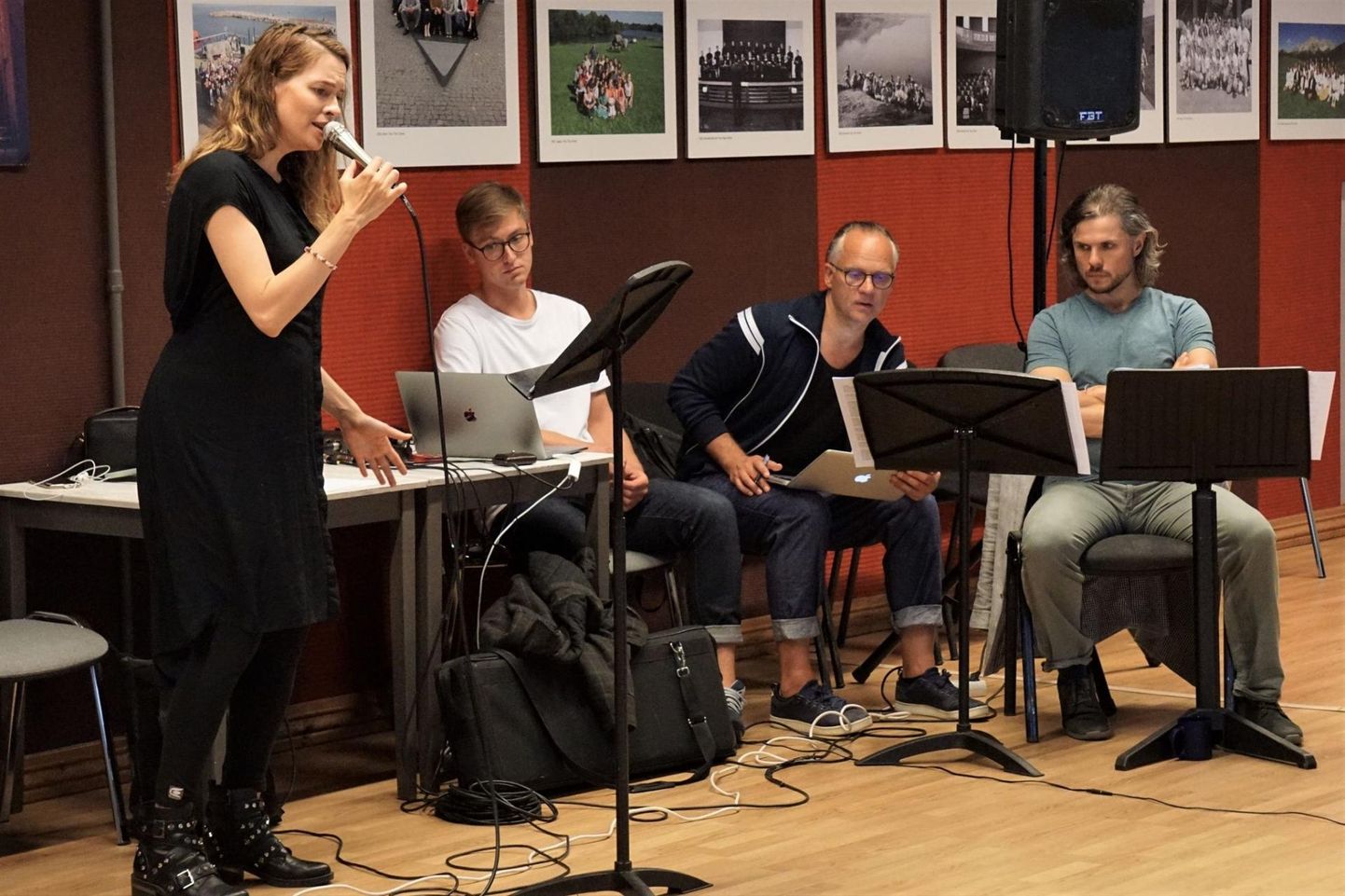 Fotol hetk proovisaalist muusikute ja lavastajaga – Liisi Koikson (vasakult), Sander Mölder, Teet Kask, Ülo Krigul.