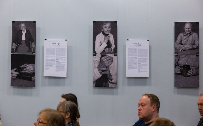 Kaksiknäituse osa, milles on Toomas Volkmanni fotod ja tekstid.