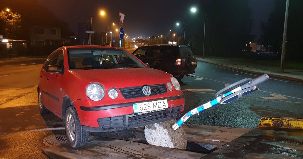 Pildid: auto liiklusmärgi otsa kinni sõitnud juht lahkus sündmuskohalt