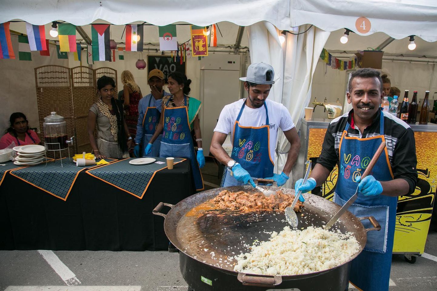 Vao pagulaskeskuse tumedanahalised kokad kutsusid lärmakalt rahvast nende poolt pakutavat kanakarrit ja riisi sööma.