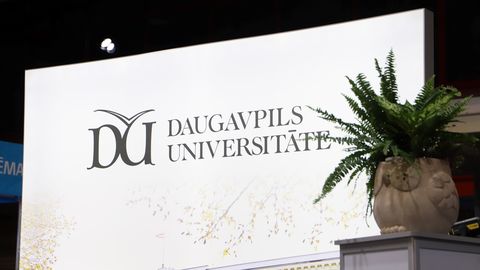 По делу Даугавпилсского университета конфискованы роскошный автомобиль, недвижимость и 230 000 евро