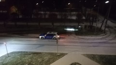 Виноват первый снег? Водитель BMW врезался в дерево и промчался по пешеходным дорожкам
