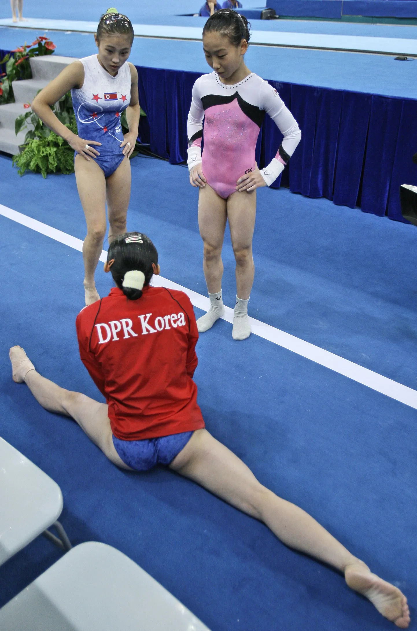 Lõune-Korea võimleja (paremal) võistluse eel vestlemas Põhja-Korea sportlastega.