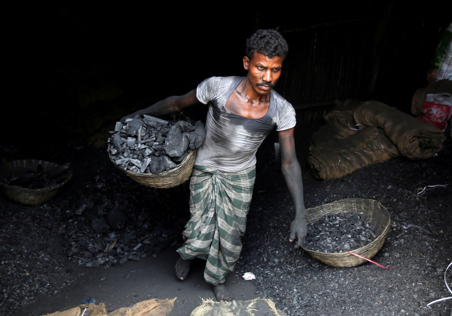 Tööline Mumbai kivisütt kandmas.