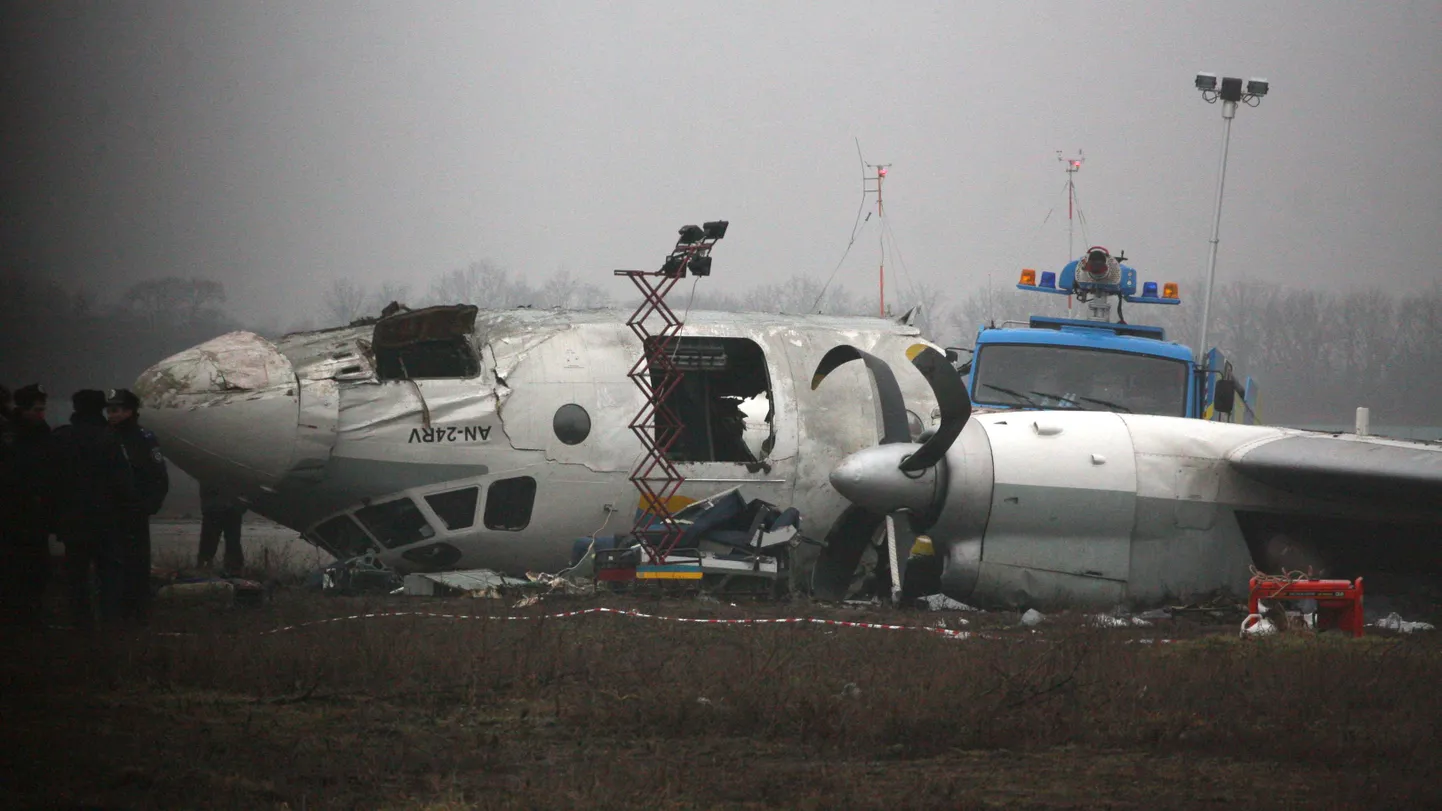 Обломки самолета АН-24 в Донецке.