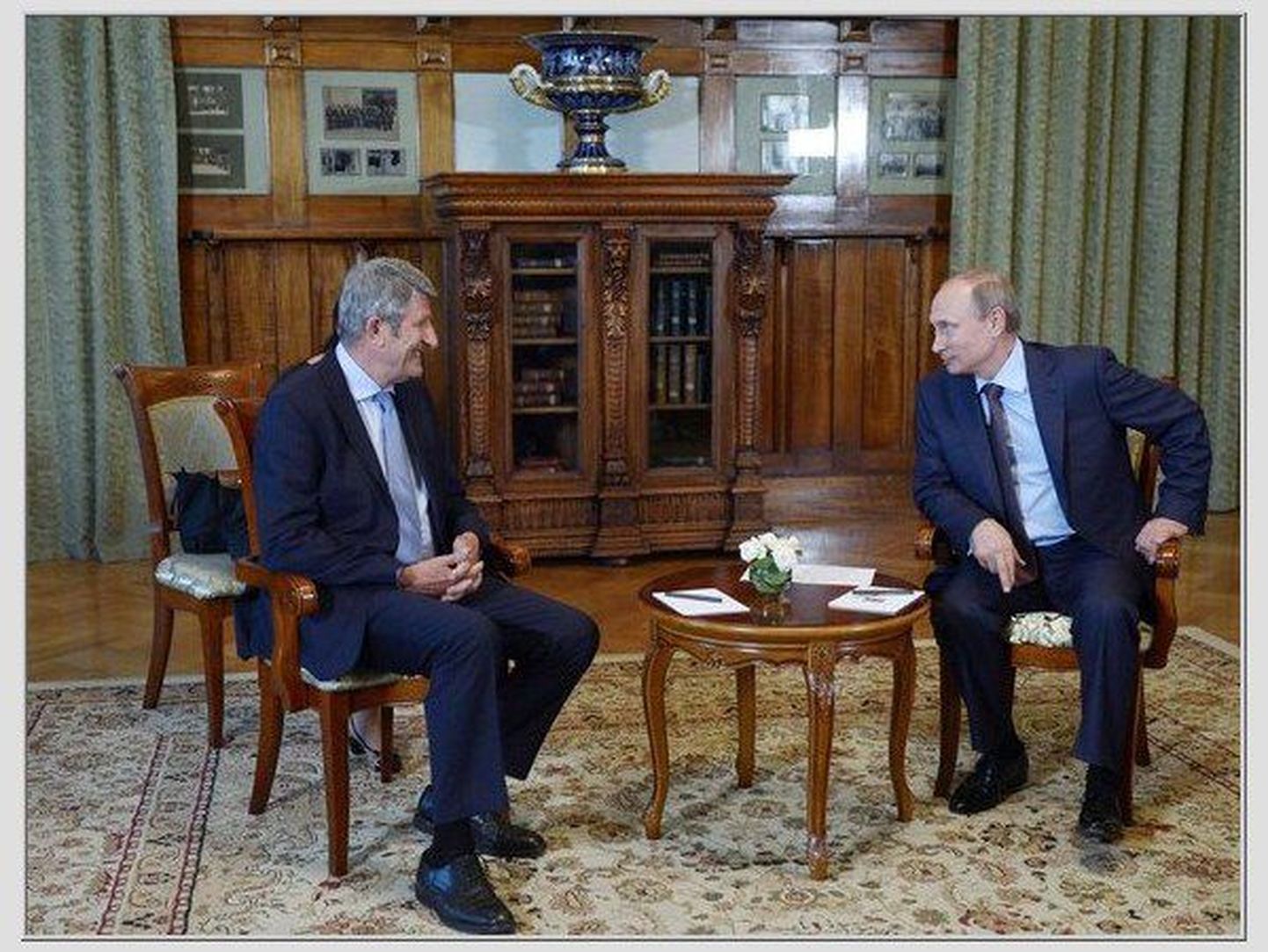 Vene president Vladimir Putin (paremal) vestlemas Philippe de Villiers'ga nende kohtumisel Jaltas, Krimmi poolsaarel, käesoleva aasta 14. augustil.